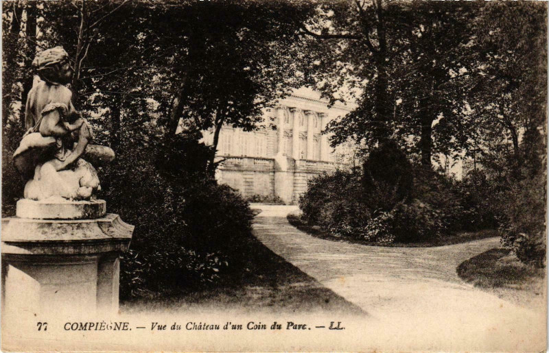 Carte postale ancienne Compiegne- Vue du Chateau prise d'un coin du Parc France à Compiègne