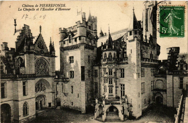 Carte postale ancienne Le Château, la Chapelle et l'Escalier d'Honneur à Pierrefonds