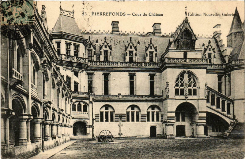 Carte postale ancienne Compiegne- Cour du Chateau France à Compiègne