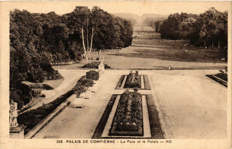 Carte postale ancienne Compiegne- Le Parc et le Palais France à Compiègne