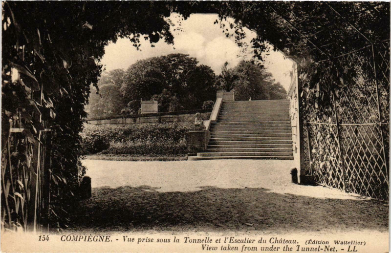 Carte postale ancienne Compiegne- vue prise et l'Escalier du Chateau France à Compiègne