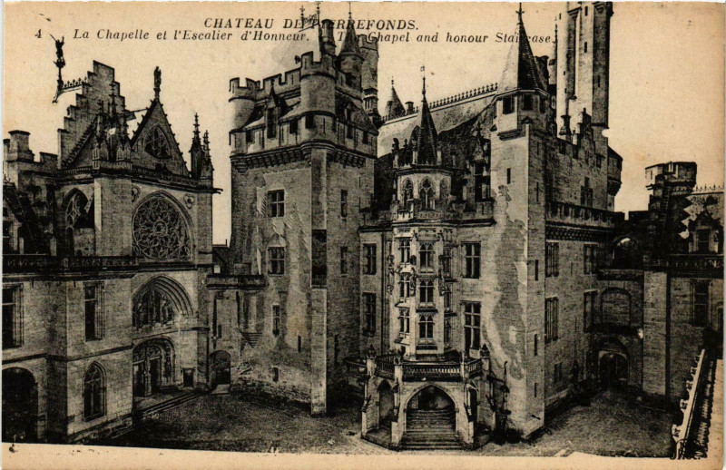 Carte postale ancienne Compiegne- Le Chateau, La Chapelle et l'Escalier d'honneur France à Compiègne