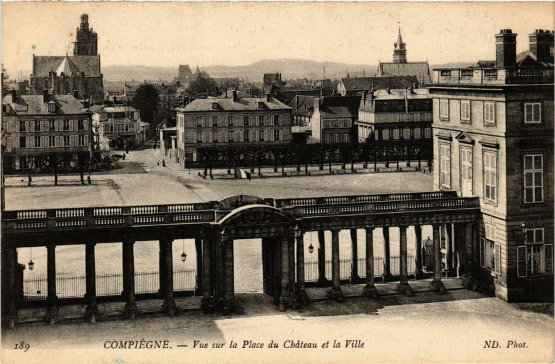 Carte postale ancienne Compiegne- Vue sur la Place du Chateau et la Ville France à Compiègne