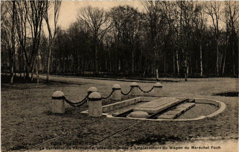 Carte postale ancienne Compiegne- Le Carrefour de l'Armistice France à Compiègne