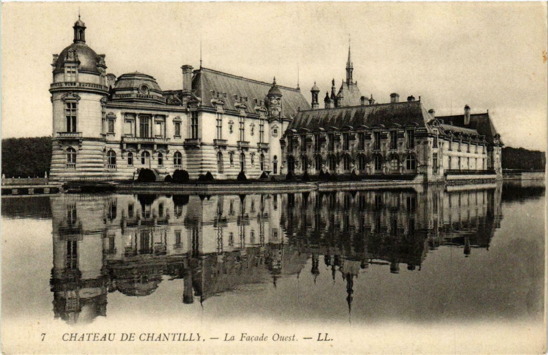 Carte postale ancienne Chantilly- Chateau France à Chantilly