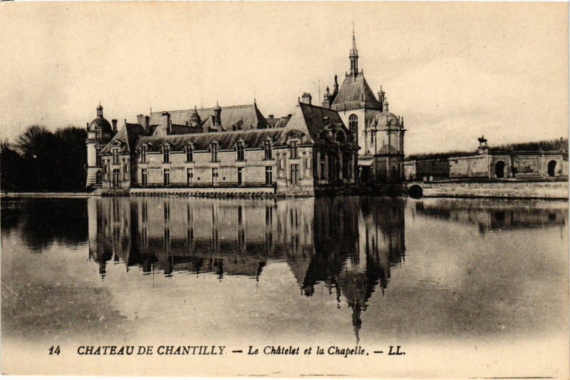 Carte postale ancienne Chantilly- Le Chatelet et la Chapelle France à Chantilly
