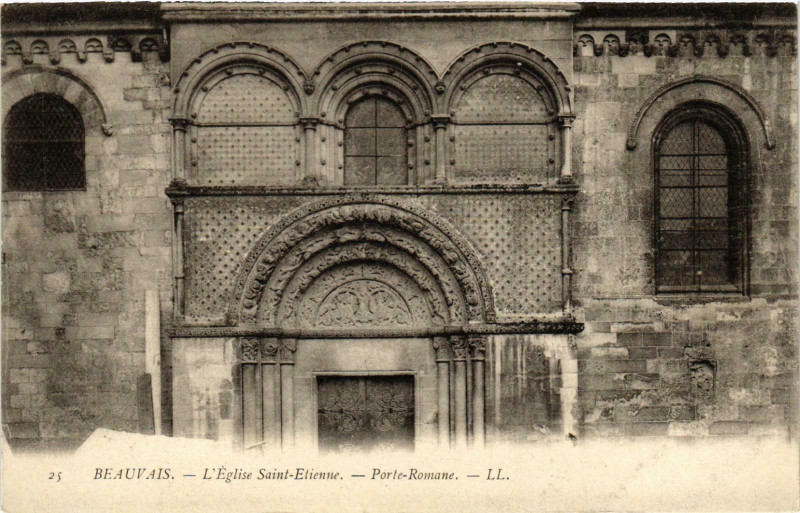 Carte postale ancienne Beauvais- Eglise Saint Etienne , Porte Romane France à Beauvais