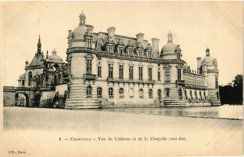Carte postale ancienne Chantilly- Vue du Chateau et de la Chapelle France à Chantilly