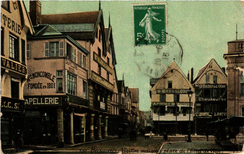 Carte postale ancienne Beauvais- Vieilles maisons place de Hotel de Ville France à Beauvais