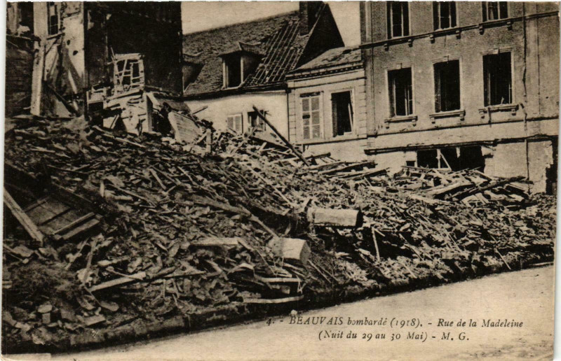Carte postale ancienne Beauvais- Rue de la Madeleine France à Beauvais