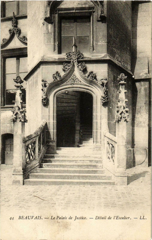Carte postale ancienne Beauvais- Le Palais de Justice , Detail de l'Escalier France à Beauvais