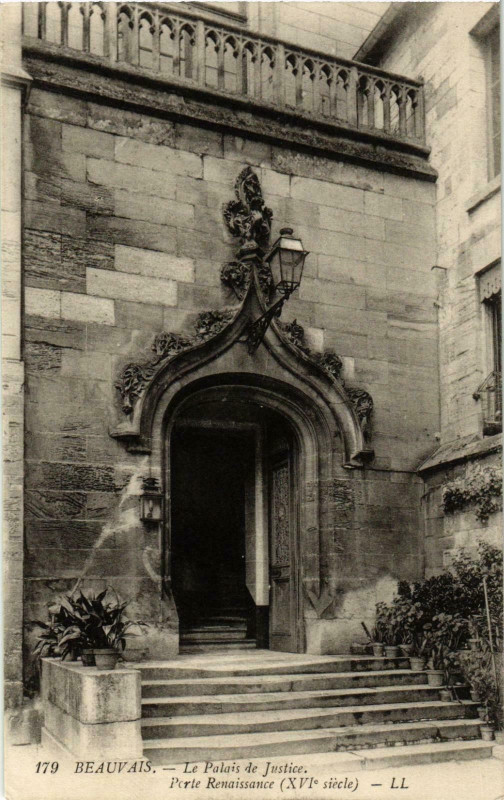 Carte postale ancienne Beauvais- Le Palais de Justice , Porte Renaissance France à Beauvais