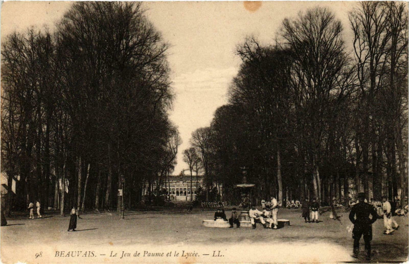 Carte postale ancienne Beauvais- Le Jeu de Paume et le Lycee France à Beauvais
