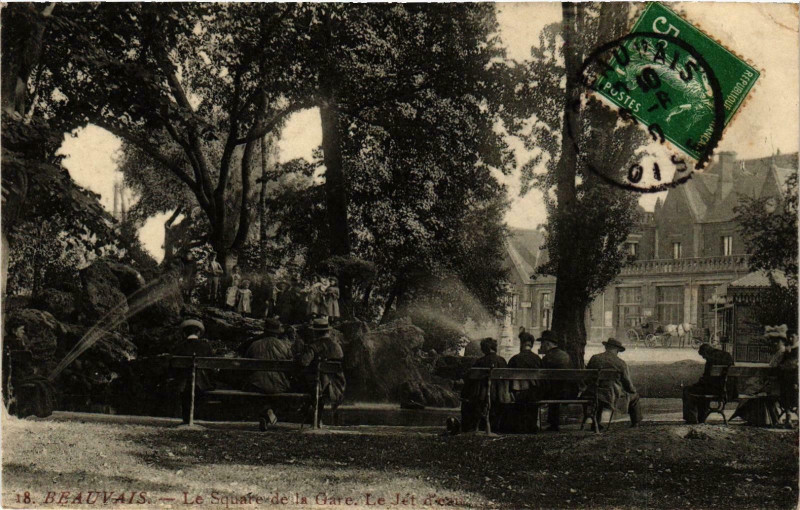 Carte postale ancienne Beauvais- Le Square de la Gare France à Beauvais