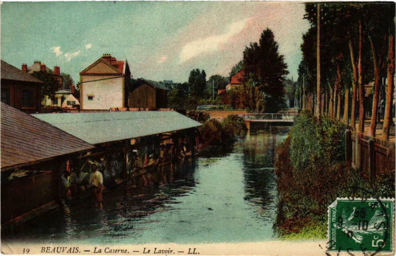 Carte postale ancienne Beauvais- La Caserne, Le Lavoir France à Beauvais