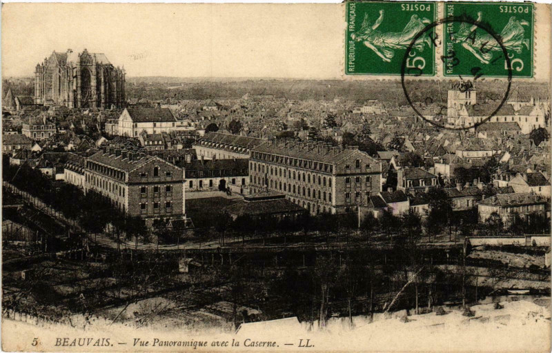 Carte postale ancienne Beauvais- vue panoramique avec la Caserne France à Beauvais