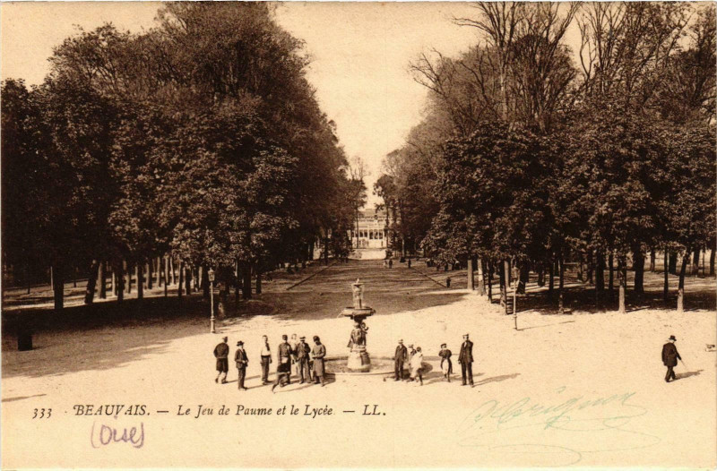 Carte postale ancienne Beauvais- Le Jeu de Paume et le Lycee France à Beauvais