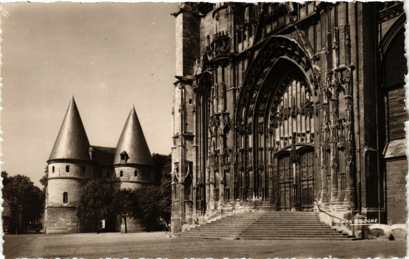 Carte postale ancienne Beauvais- Le Portail de la Cathedrale France à Beauvais