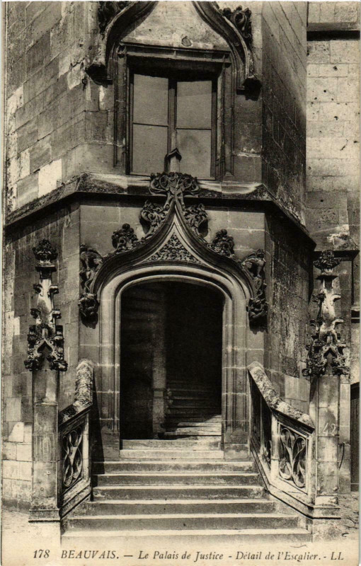 Carte postale ancienne Beauvais- Le Palais de Justice , Detail de l'Escalier France à Beauvais