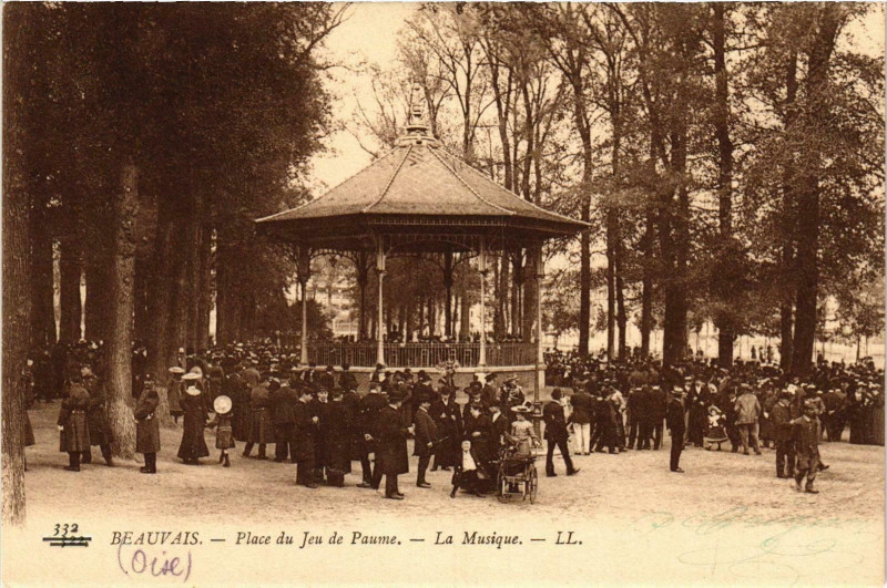Carte postale ancienne Beauvais- Place du Jeu de Paume , La Musique France à Beauvais