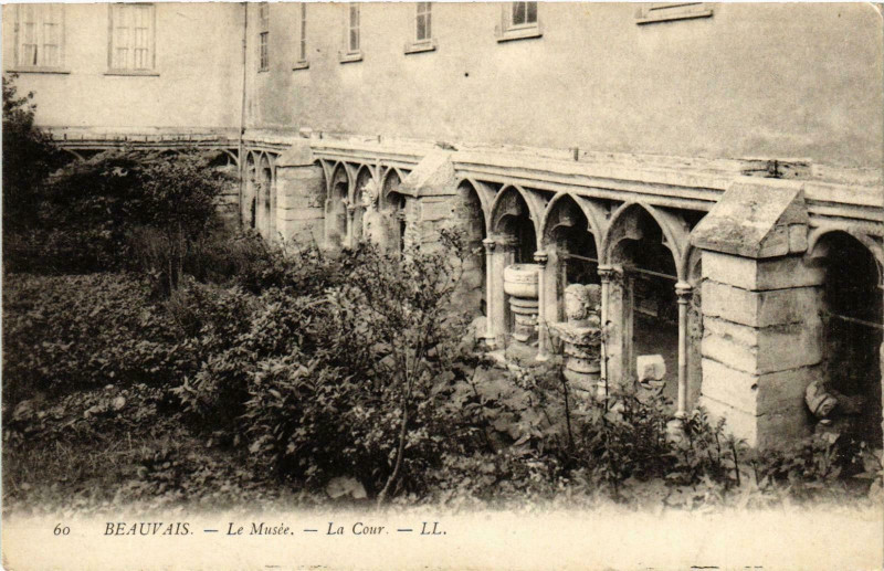 Carte postale ancienne Beauvais- Le Musee, La Cour France à Beauvais