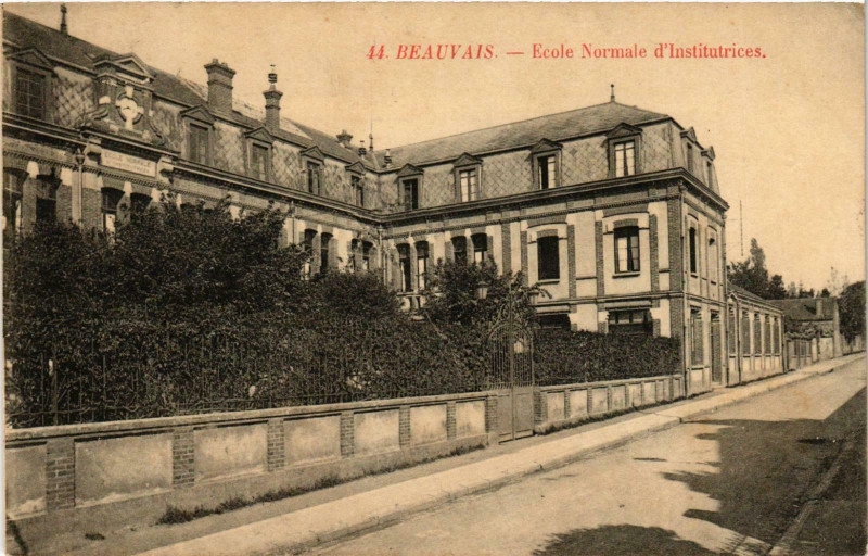 Carte postale ancienne Beauvais- Ecole Normale d'Institutrices France à Beauvais