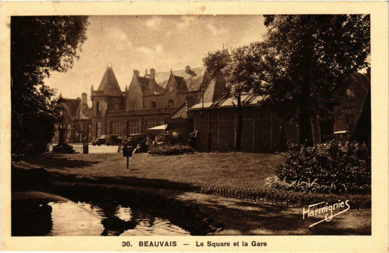 Carte postale ancienne Beauvais- Le Square et la Gare France à Beauvais