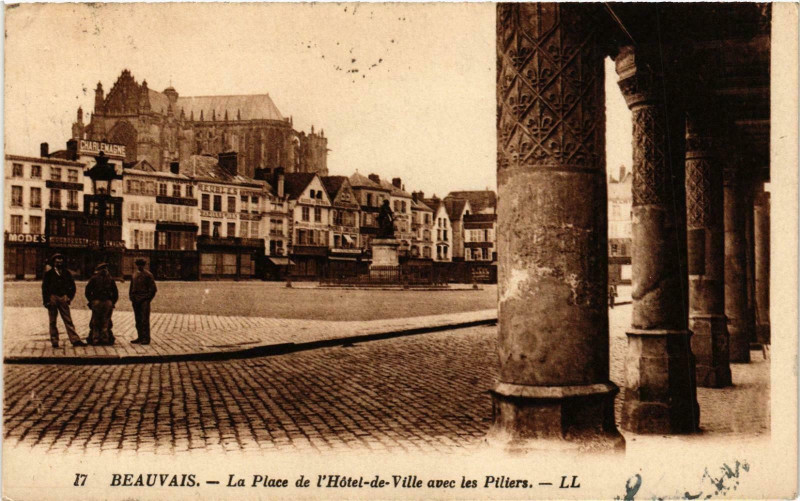 Carte postale ancienne Beauvais- Place de l'Hotel de Ville avec les Piliers France à Beauvais