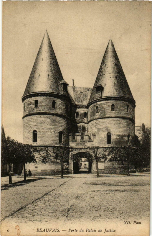 Carte postale ancienne Beauvais- Porte du Palais de Justice France à Beauvais