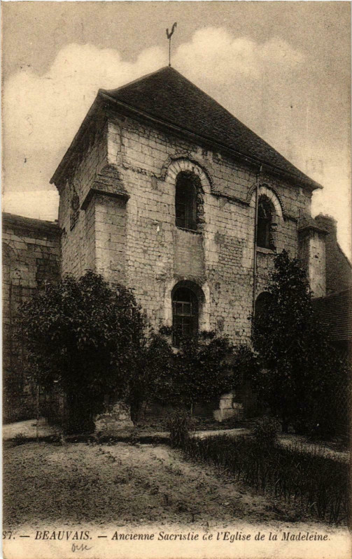 Carte postale ancienne Beauvais- Ancienne Sacristie de l'Eglise de la Madeleine France à Beauvais