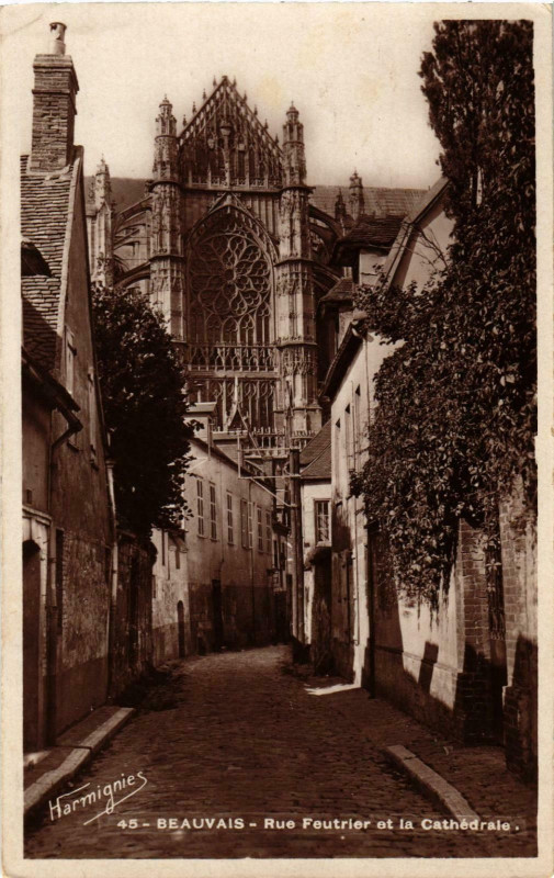 Carte postale ancienne Beauvais- Rue Feutrier et la Cathedrale France à Beauvais