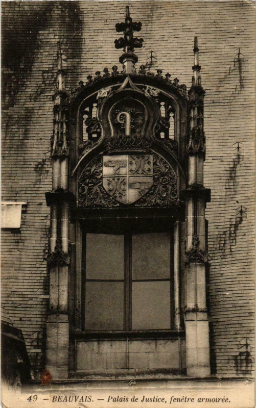 Carte postale ancienne Beauvais- Palais de Justice , fenetre armoiree France à Beauvais