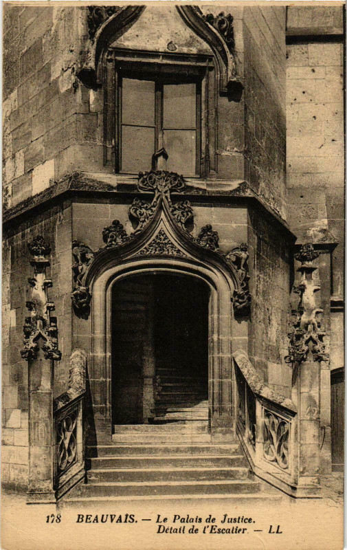 Carte postale ancienne Beauvais- Le Palais de Justice ,Detail de l'Escalier France à Beauvais
