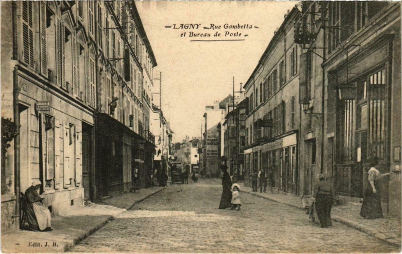 Carte postale ancienne Lagny - Rue Gambetta et Bureau de Poste à Lagny