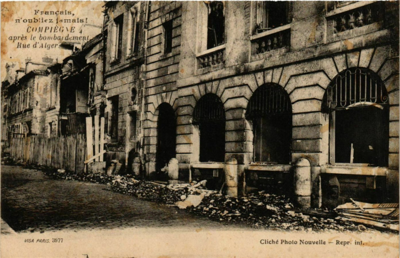Carte postale ancienne Compiegne apres le bombardement Rue d'Alger à Compiègne