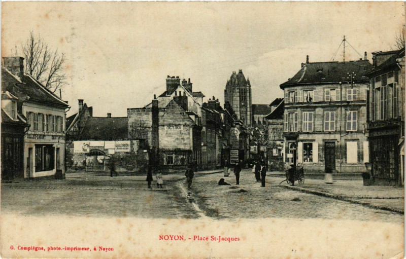 Carte postale ancienne Noyon Place Saint-Jacques à Noyon
