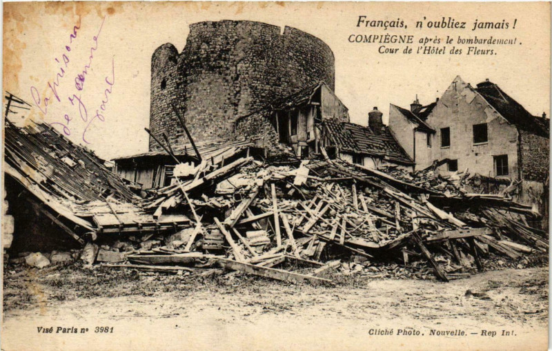 Carte postale ancienne Compiegne apres le bombardement Hotel des Fleurs à Compiègne