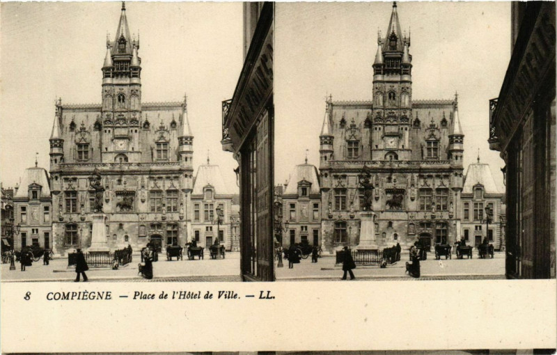 Carte postale ancienne Compiegne Place de l'Hotel de Ville à Compiègne