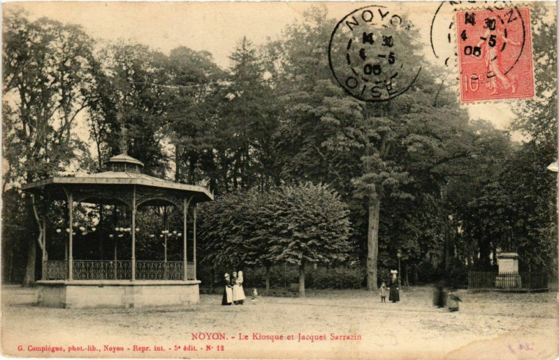 Carte postale ancienne Noyon Le Kiosque et Jacques Sarrazin à Noyon