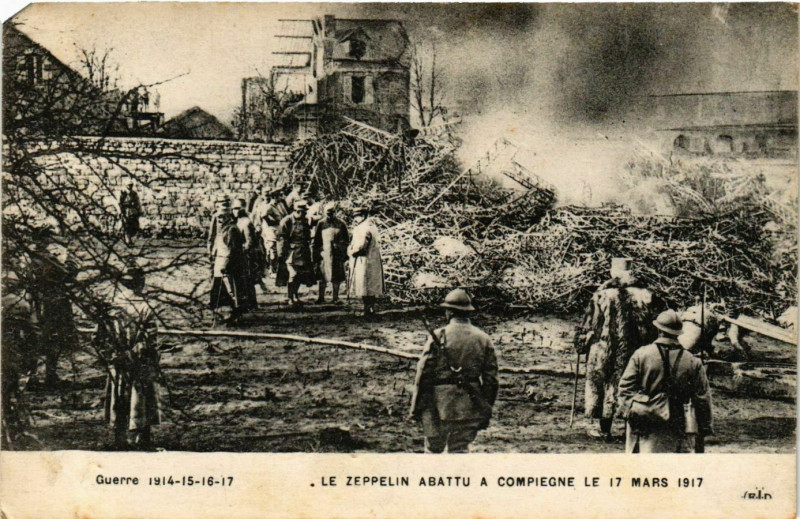 Carte postale ancienne Compiegne Zeppelin abattu à Compiègne