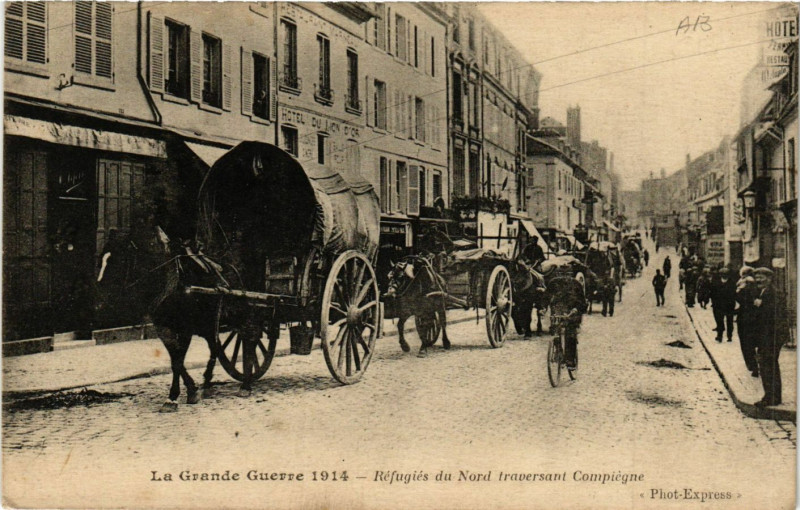 Carte postale ancienne Refugies du Nord traversant Compiegne à Compiègne