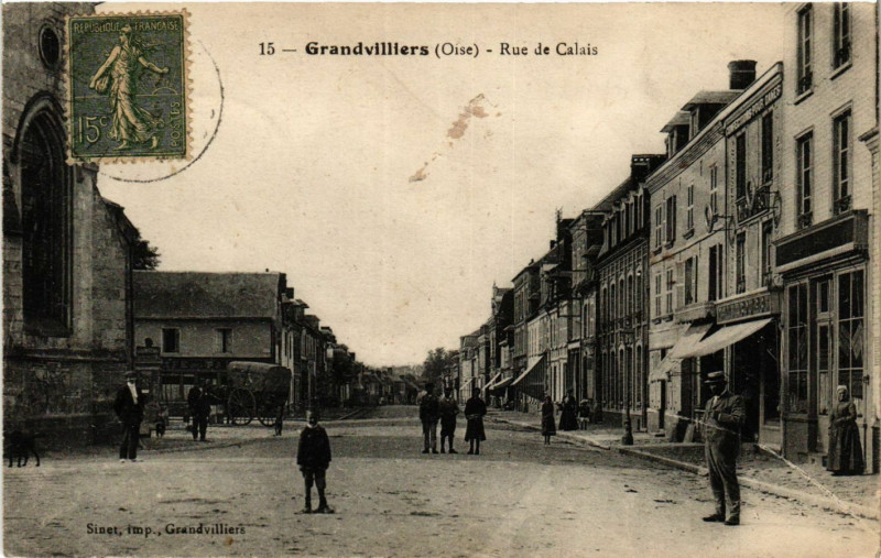 Carte postale ancienne Grandvilliers-Rue de Calais à Grandvilliers