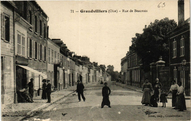 Carte postale ancienne Grandvilliers-Rue de Beauvais à Beauvais
