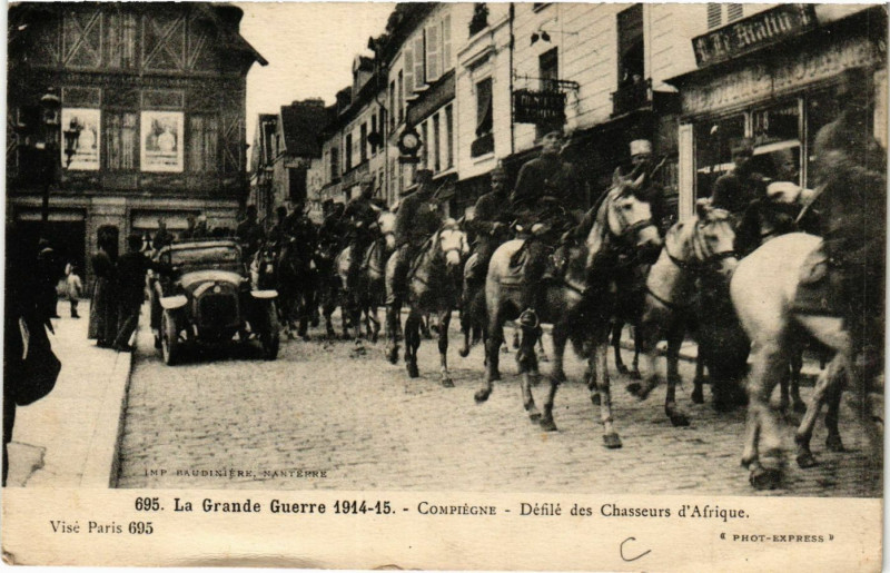 Carte postale ancienne Compiegne-Defile des Chasseurs d'Afrique à Compiègne