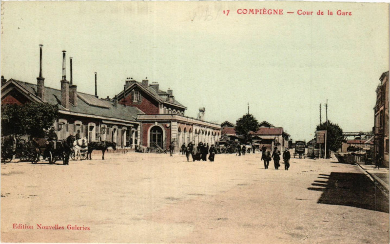 Carte postale ancienne Compiegne-Cour de la Gare à Compiègne