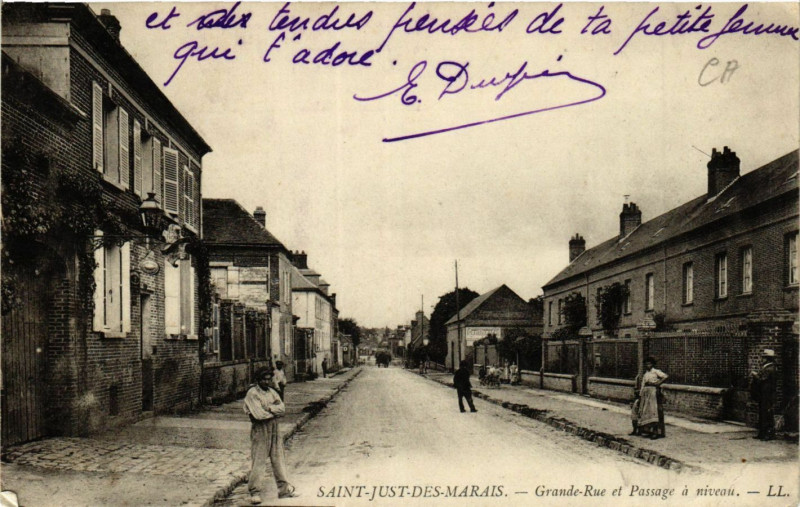 Carte postale ancienne Saint-Just-des-Marais GrandeRue et Passage a niveau