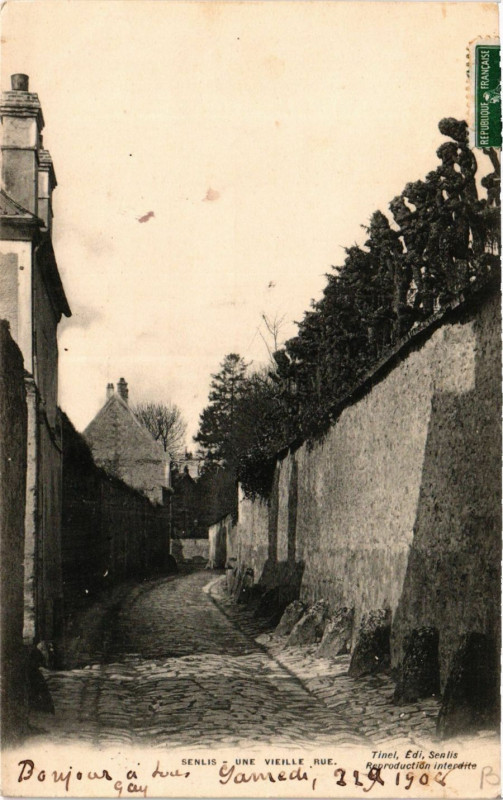 Carte postale ancienne Senlis-Une Vieille Rue à Senlis