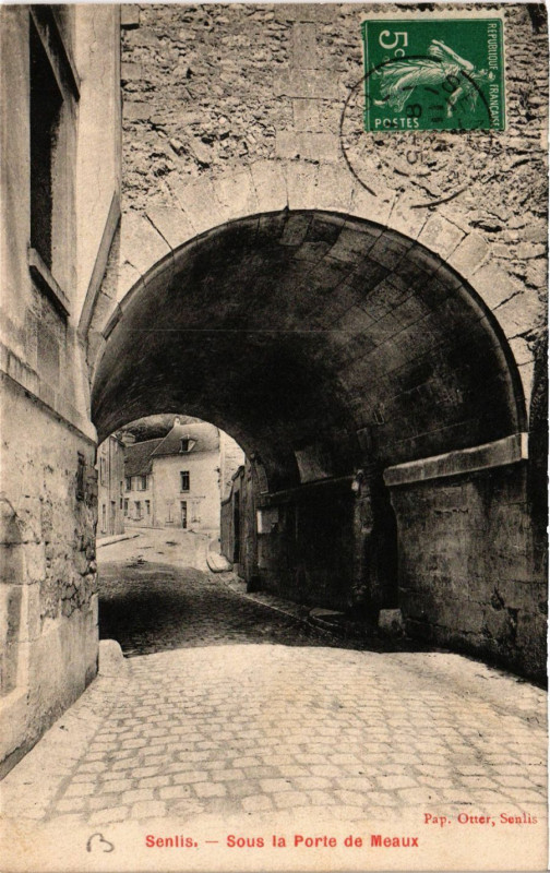 Carte postale ancienne Senlis-Sous la Porte de Meaux à Senlis