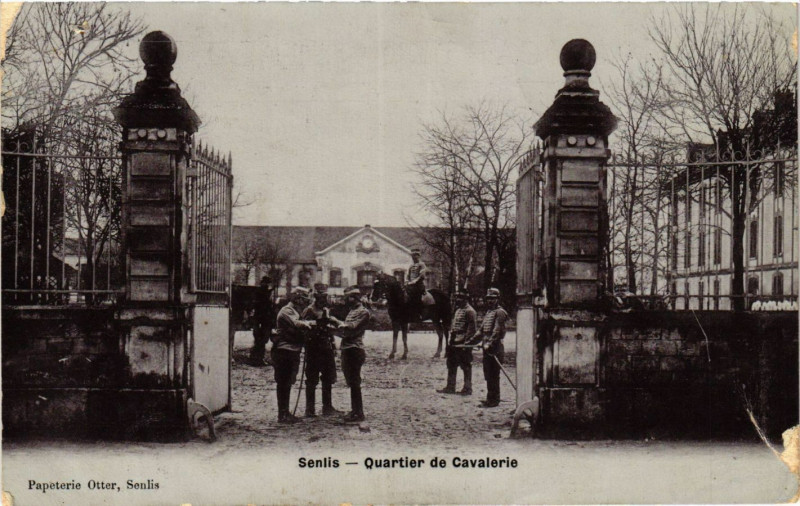 Carte postale ancienne Senlis-Quartier de Cavalerie à Senlis