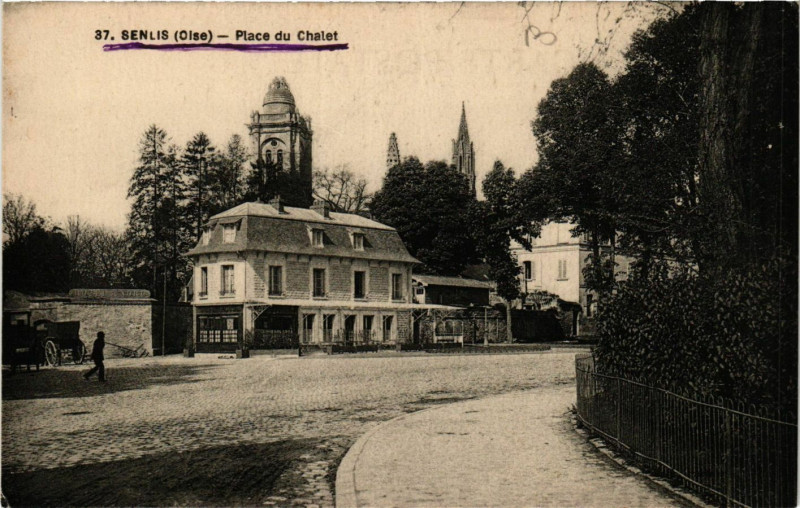 Carte postale ancienne Senlis-Place du Chalet à Senlis